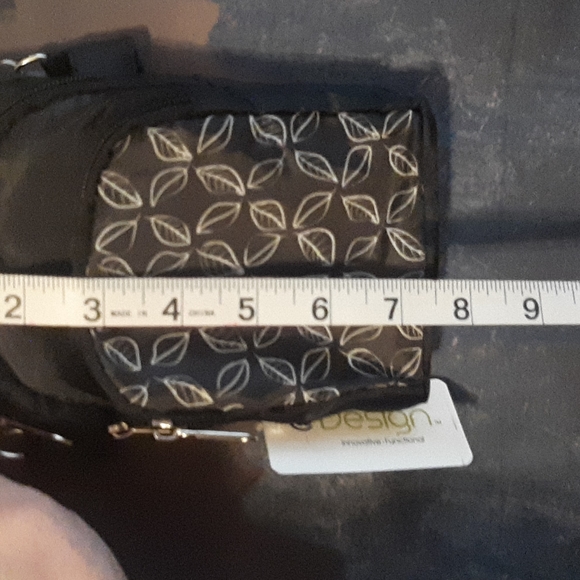 NWT phone purse crossbody leave design adjustable strap black 3 pockets - Picture 5 of 7